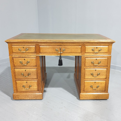 Antique Oak Desks - 124 items for sale on sellingantiques.co.uk