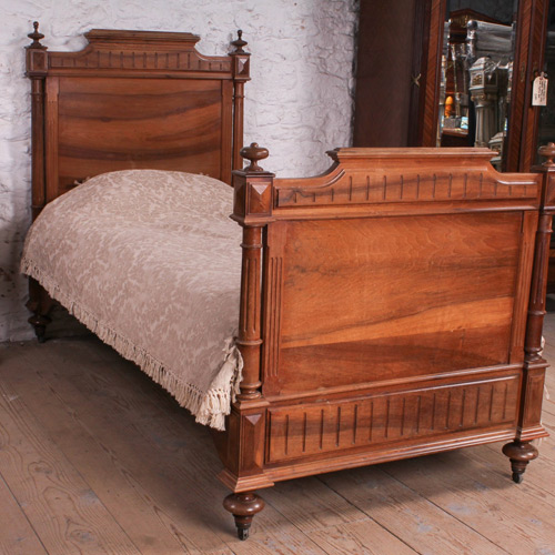 Antique Single Beds - 88 items for sale on sellingantiques.co.uk
