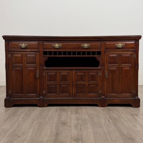 ANTIQUE 20TH CENTURY GOOD QUALITY SIDEBOARD IN WALNUT