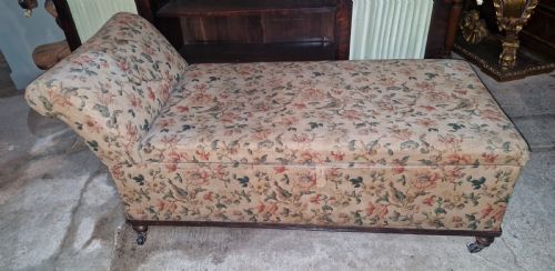 VICTORIAN COUNTRY HOUSE BOX OTTOMAN DAY BED ON TURNED LEGS AND CASTORS
