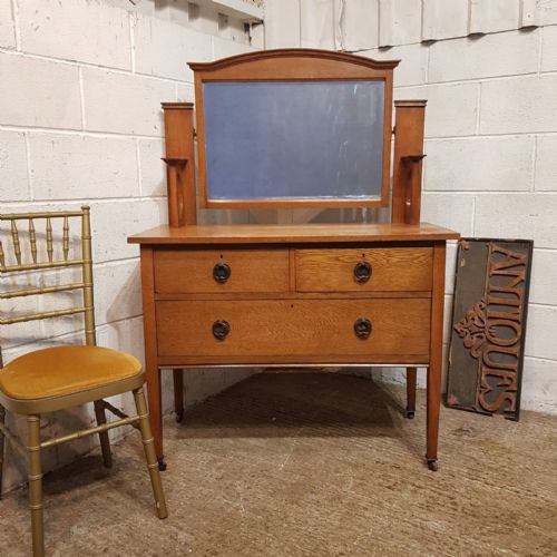 AN OAK ARTS CRAFTS DRESSING CHEST C1900