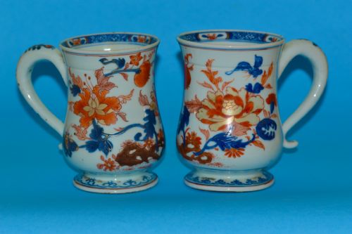 PAIR OF 18TH CENTURY CHINESE IMARI PORCELAIN TANKARDS