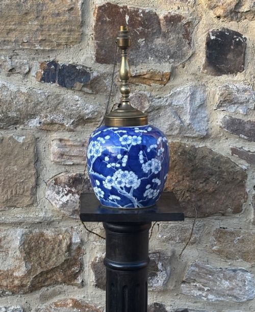 19TH CENTURY CHINESE BLUE AND WHITE GINGER JAR LAMP