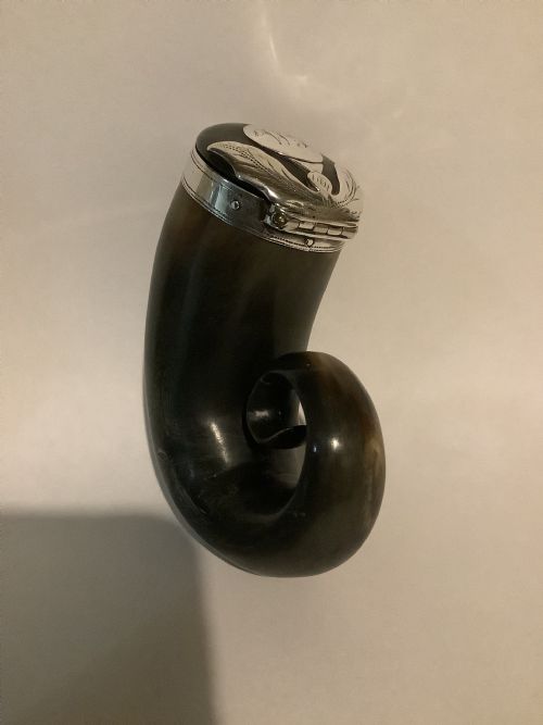 A SUPERB AND EARLY 19TH CENTURY SCOTTISH SILVER MOUNTED HORN SNUFF MULL