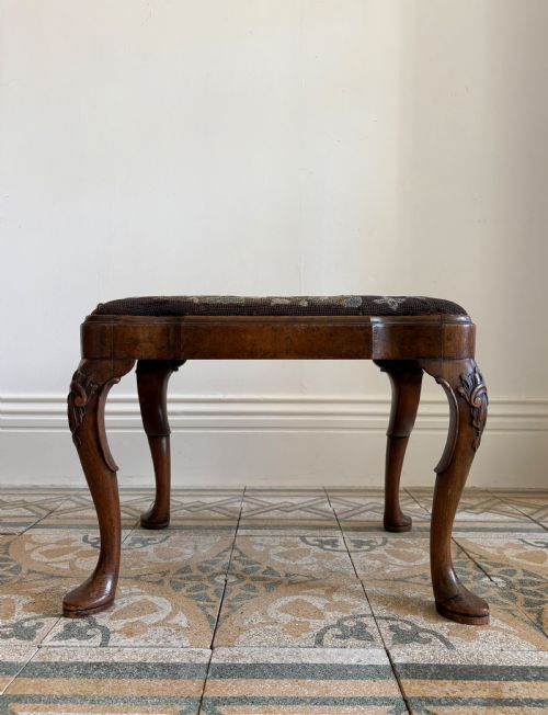 A 19THC QUEEN ANNE STYLE WALNUT DRESSING OR FOOTSTOOL WITH TAPESTRY SEAT AND CABRIOLE LEGS