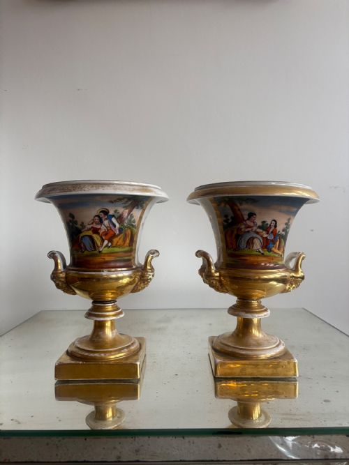 A PAIR 19TH CENTURY PARIS PORCELAIN URN VASES 23CM HAND PAINTED SCENES