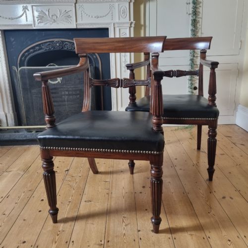 FINE PAIR OF LEATHER UPHOLSTERED 1830S MAHOGANY CARVER CHAIRS