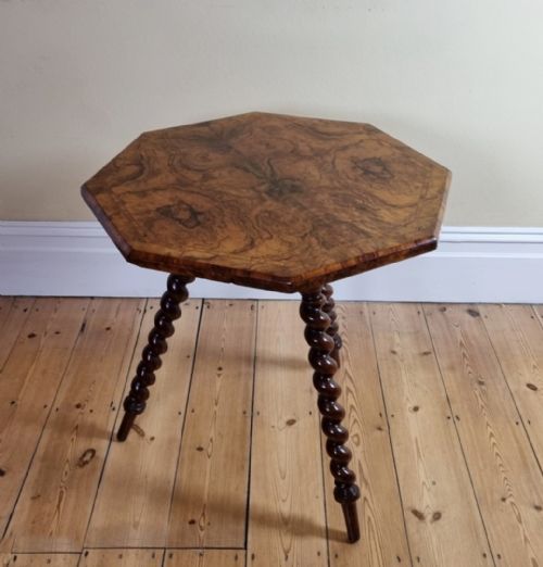 ANTIQUE WALNUT OCCASIONAL OR LAMP TABLE