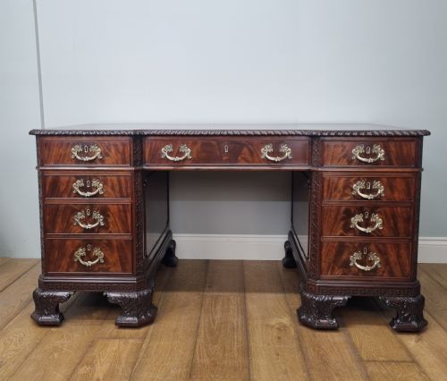 A FINE ANTIQUE MAHOGANY PEDESTAL DESK IN THE MANNER OF THOMAS CHIPPENDALE
