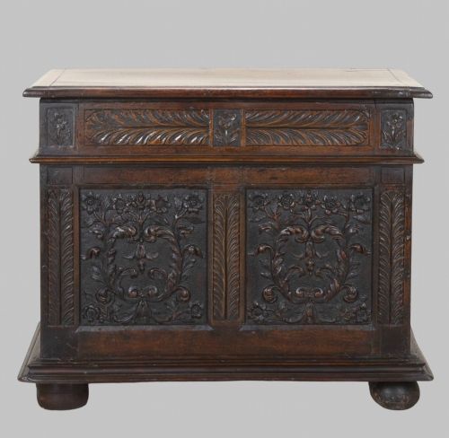 AN ATTRACTIVE GEORGIAN WALNUT AND OAK COFFER 18THC