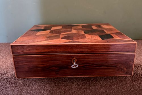 A FINE QUALITY EARLY C19TH REGENCY PERIOD ROSEWOOD AND PARQUETRY TUNBRIDGE WARE SPECIMEN WOOD INLAID TOP CASKET OR BOX CONTAINING A COLLECTION OF EXOTIC SEASHELLS