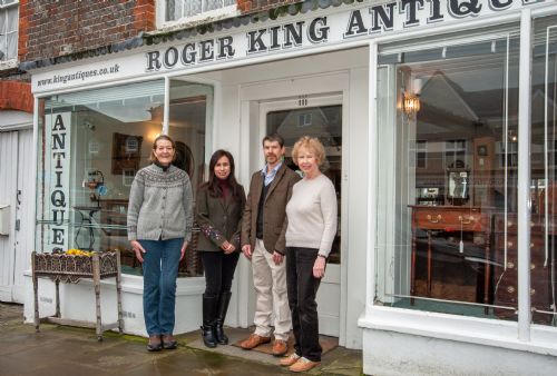 ROGER KING ANTIQUES PROFILE PHOTO WHICH LINKS TO DEALER PAGE