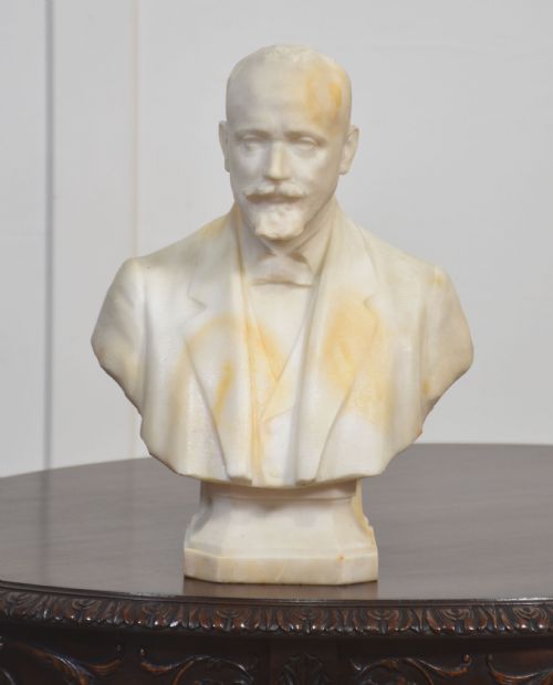 MARBLE PORTRAIT BUST OF A GENTLEMAN