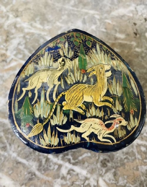 A HAND PAINTED KASHMIRI PAPIERMCH LACQUERED TRINKET BOX