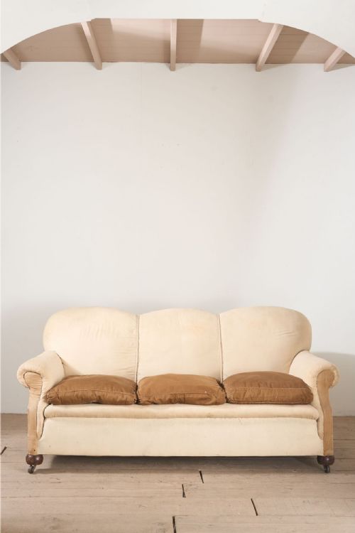 EARLY 20TH CENTURY SCALLOPED BACK COUNTRY HOUSE SOFA