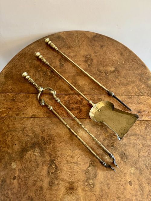 LOVELY QUALITY ANTIQUE EDWARDIAN SET OF BRASS FIRE IRONS